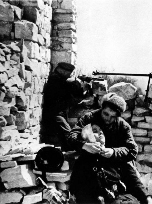 Бойцы 393-го батальона морской пехоты в бою у поселка Станичка. 1943 г.