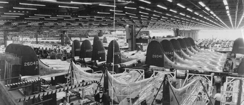 Сборочный цех бомбардировщиков В-17 на заводе «Вега» в Бербанке. 1943 г. 