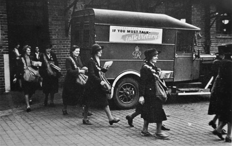 Британские женщины-почтальоны выходят на работу. 1941 г. 