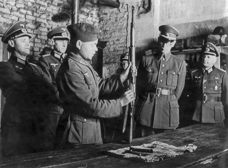 Солдат РОА демонстрирует разборку винтовки командующему РОА Андрею Власову. 1943 г.