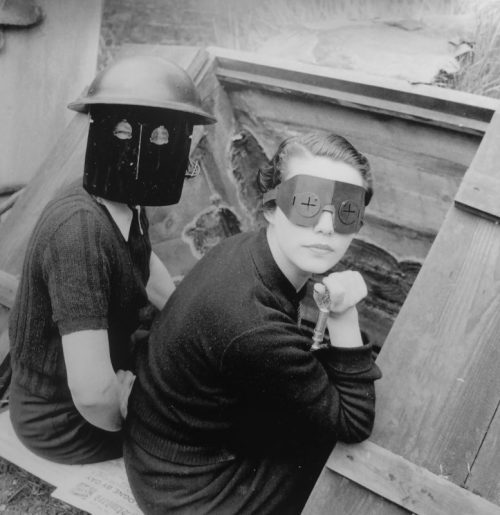 Девушки, сидящие у входа в бомбоубежище в Лондоне. 1941 г.
