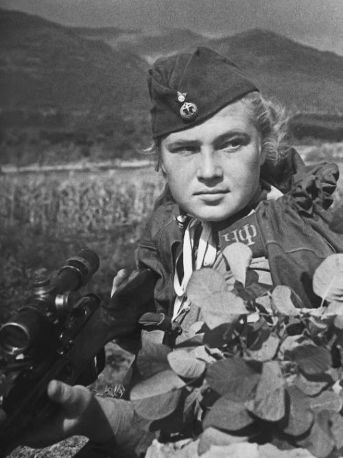 Снайпер морской пехоты Черноморского флота Миронова Елизавета. 1943 г.