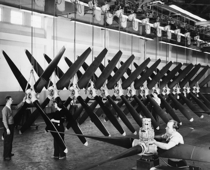 Сборка пропеллеров на заводе в городе Бивер. 1943 г. 