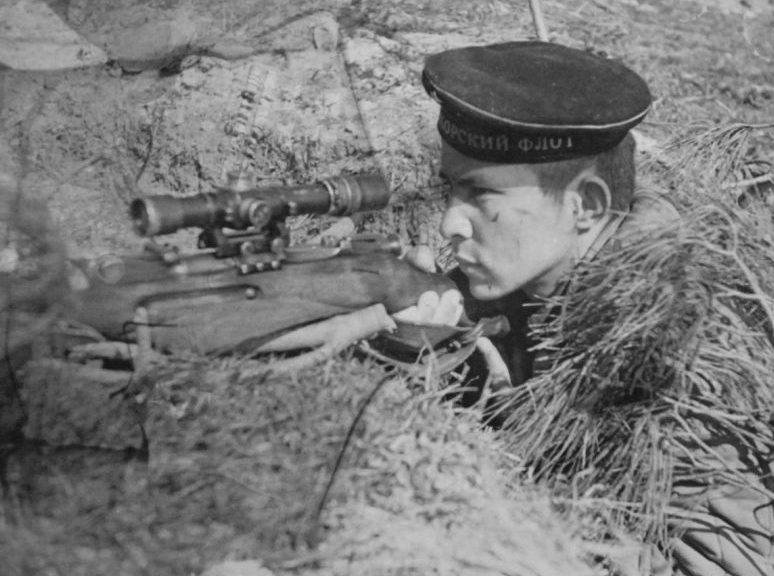 Снайпер 393-го отдельного батальона морской пехоты Филипп Рубахо. 1943 г. 