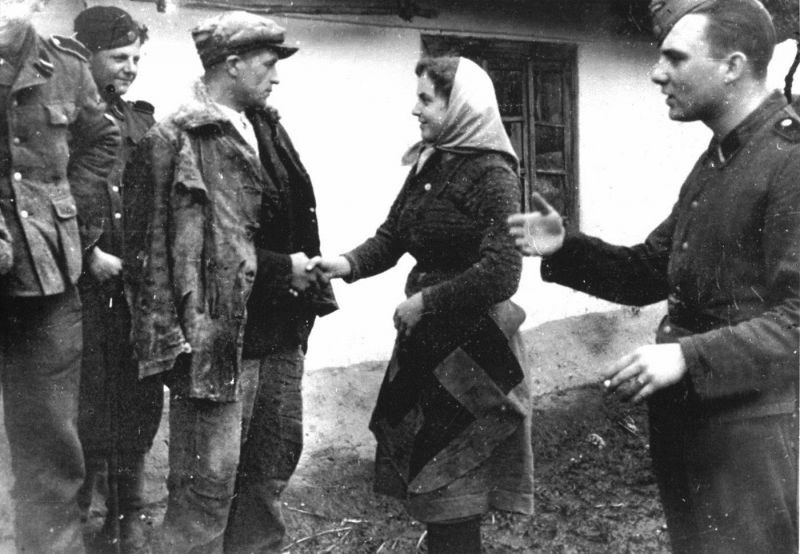 Доброволец 14-й дивизии СС «Галиция» прощается с сестрой. Май 1944 г. 