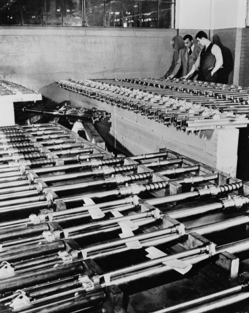 Авиационные 20-мм пушки на складе готовой продукции американского завода. 1943 г.
