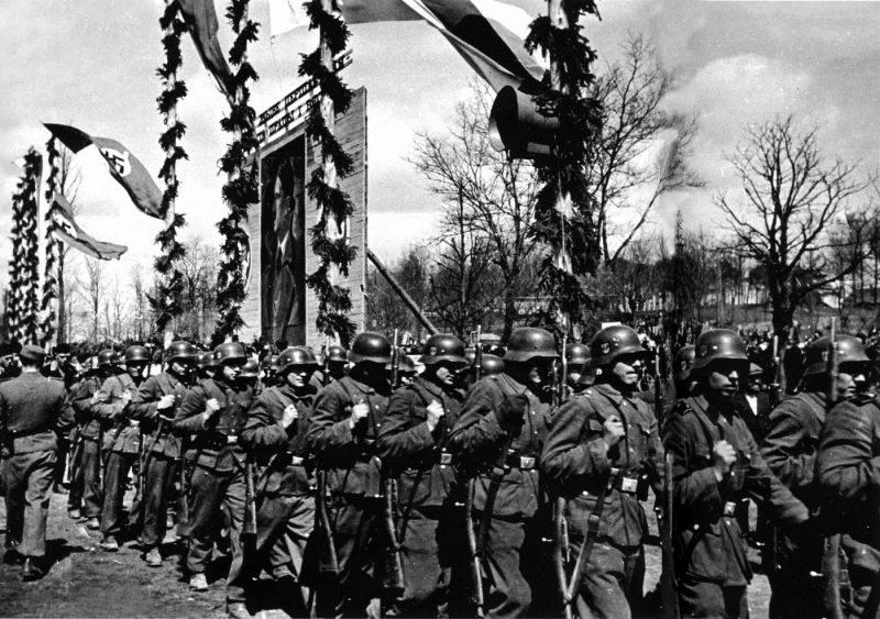 Солдаты 13-го полицейского батальона СД на параде в Минской области. Май 1944 г. 