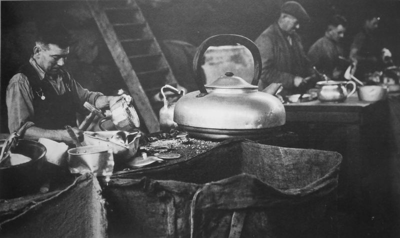 Рабочие готовят для переплавки изделия из алюминия, сданные населением для производства самолетов. 1941 г. 