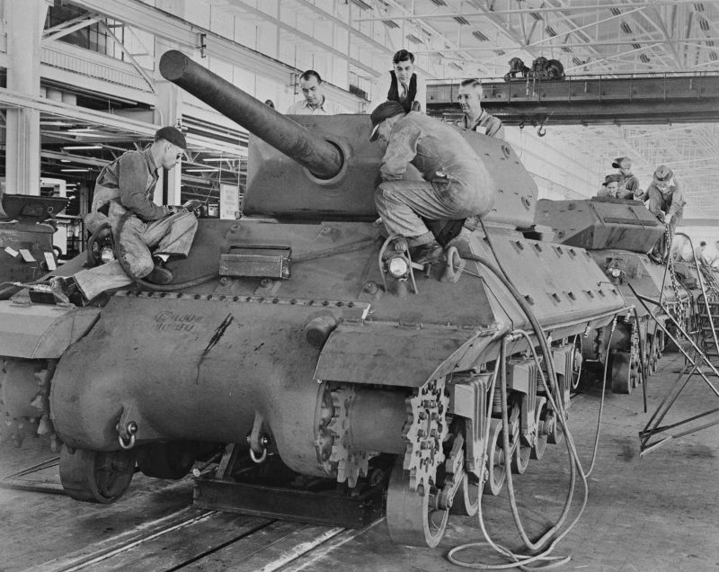 Сборка САУ M10 на танковом арсенале фирмы «Дженерал Моторс» в городе Гранд-Блан.1943 г. 