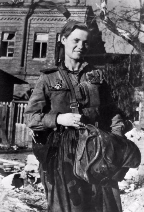 Санинструктор 393-го отдельного батальона морской пехоты Надежда Лихацкая. 1943 г.