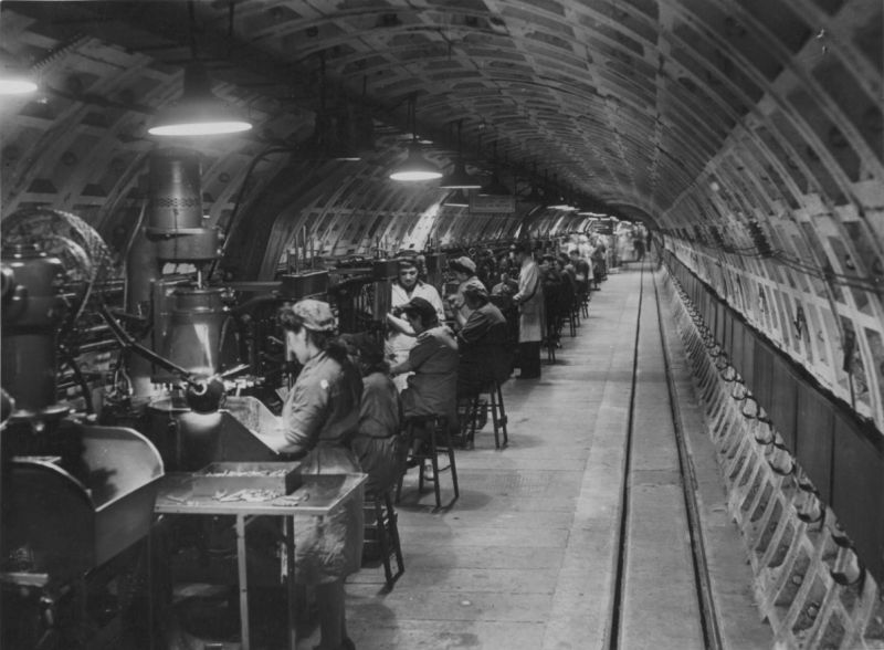Работницы у станков в тоннеле метро центрального Лондона.1941 г. 