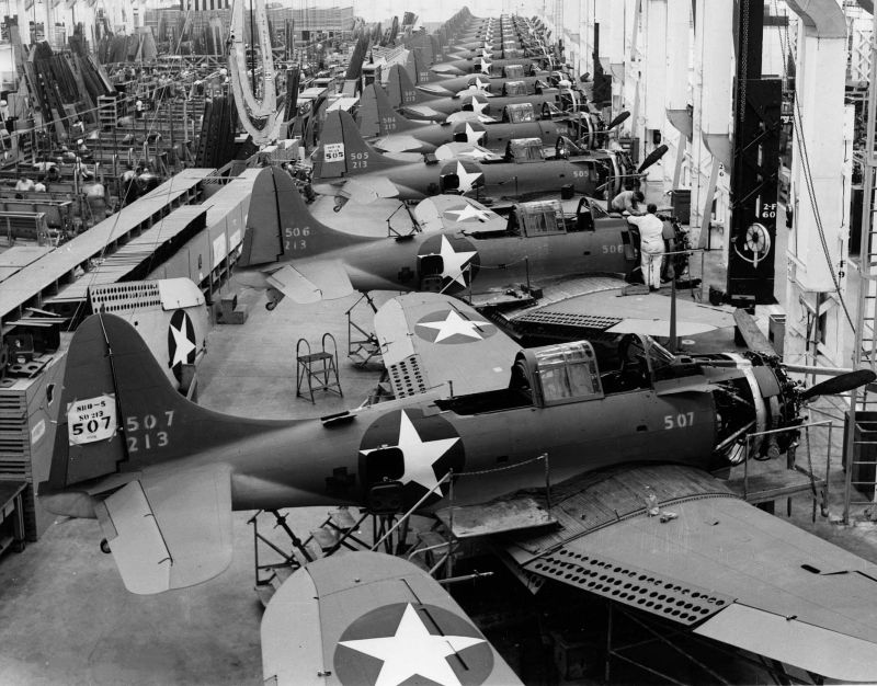 Палубные пикирующие бомбардировщики Douglas SBD-5 «Dauntless» на сборочной линии авиационного завода в Эль Сегандо. 1943 г. 