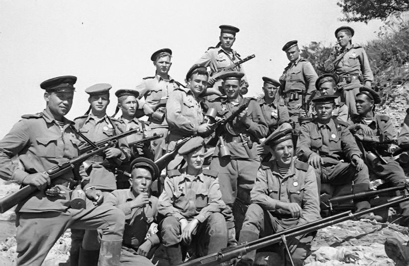 Морские пехотинцы из отряда майора Ц. Л. Куникова перед высадкой в Новороссийске. 1943 г. 