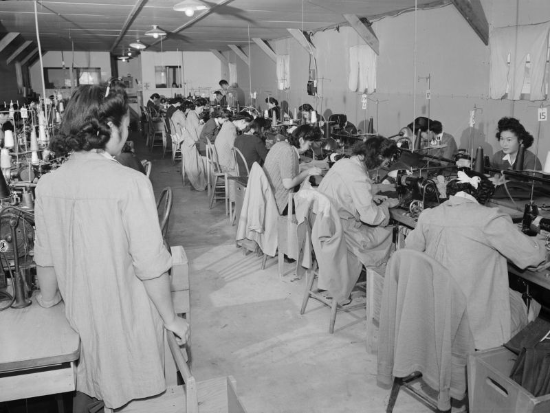 Американки японского происхождения на швейном производстве лагеря для интернированных Манзанар. 1943 г. 