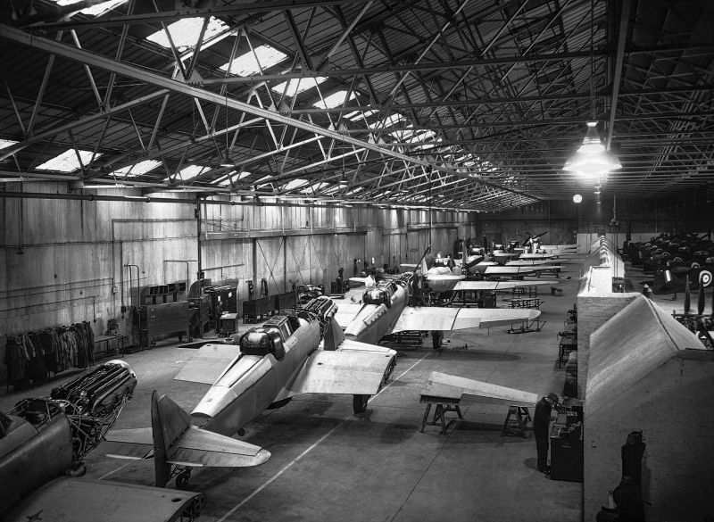 Сборочная линия истребителей «Дифайент» на заводе в Вулверхэмптоне. Январь 1942 г. 