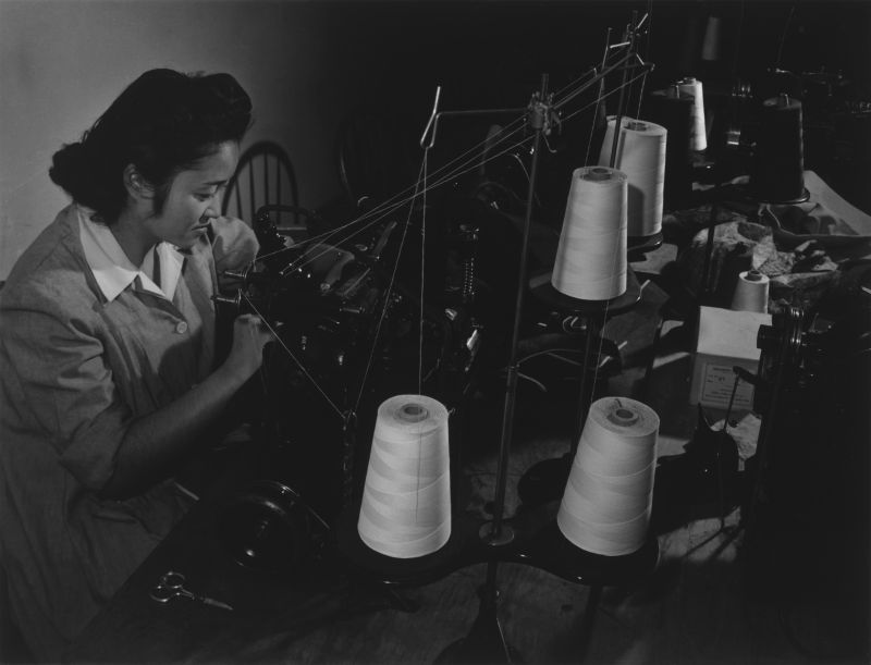 Американки японского происхождения на швейном производстве лагеря для интернированных Манзанар. 1943 г. 