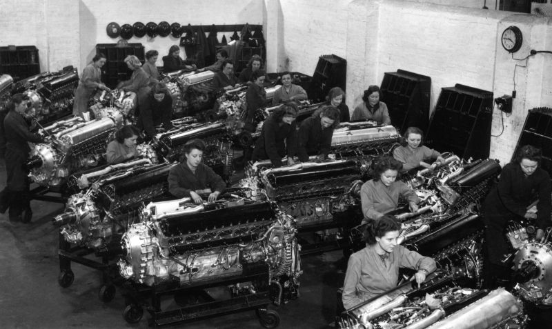 Работницы завода «Роллс-Ройс» с авиадвигателями «Мерлин». Март 1942 г. 