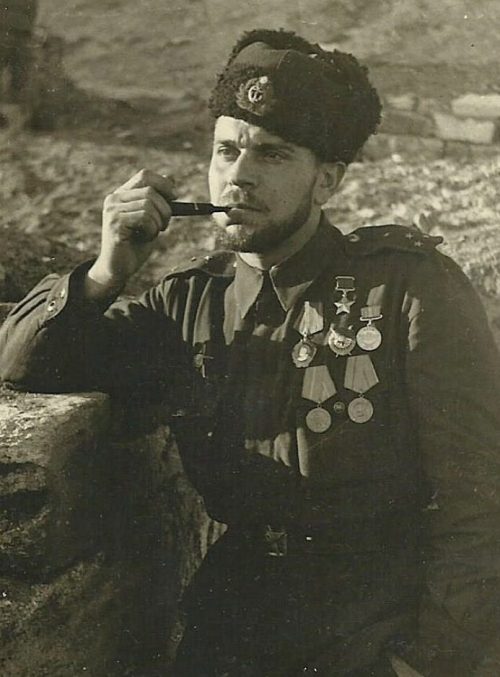Командир роты 393-го батальона морской пехоты имени Куникова капитан Александр Райкунов. 1944 г.
