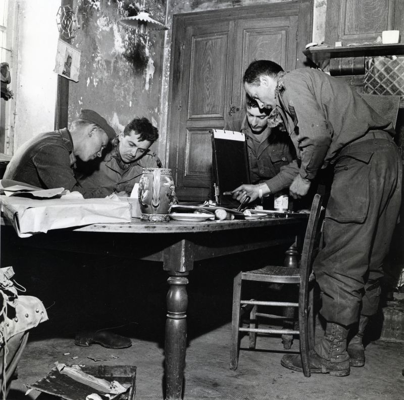 Перебежчик одного из «восточных» батальонов вермахта пишет обращение к сослуживцам с призывом сдаваться во Франции в районе Шербура. 1944 г. 