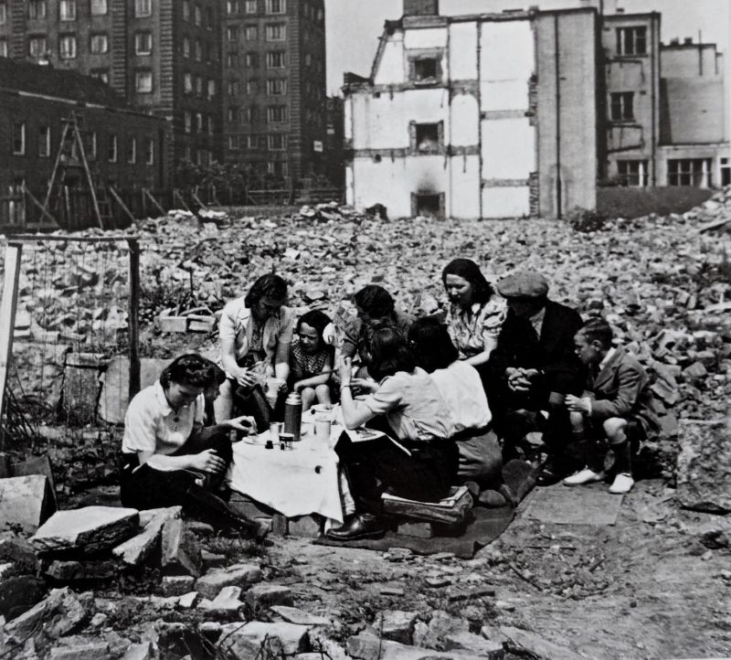 Пикник жителей Лондона на месте разрушенного бомбардировкой здания. Июнь 1942 г. 
