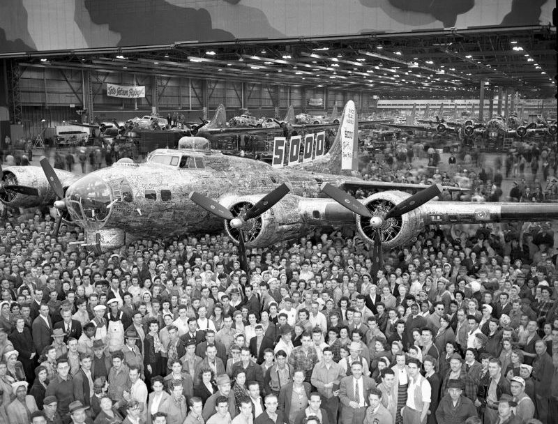 5000-й американский бомбардировщик B-17, сошедший с конвейера завода «Боинг» в Сиэтле. Май 1944 г. 