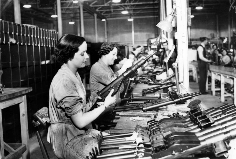 Сборка пистолетов-пулеметов STEN на заводе в Великобритании. Июль 1942 г. 