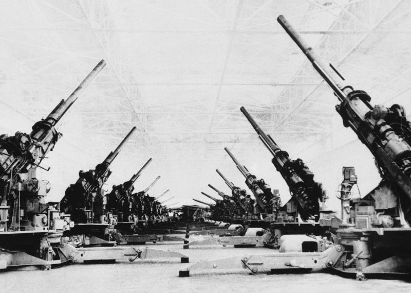 Цех по окончательной сборке 120-мм зенитных пушек М1 на заводе компании «Фишер Боди». Июнь 1944 г. 
