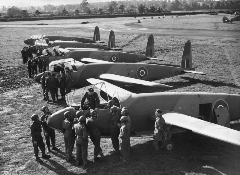 Обучение пилотов планеров «Хотспур» на аэродроме под Оксфордом. Октябрь 1942 г. 
