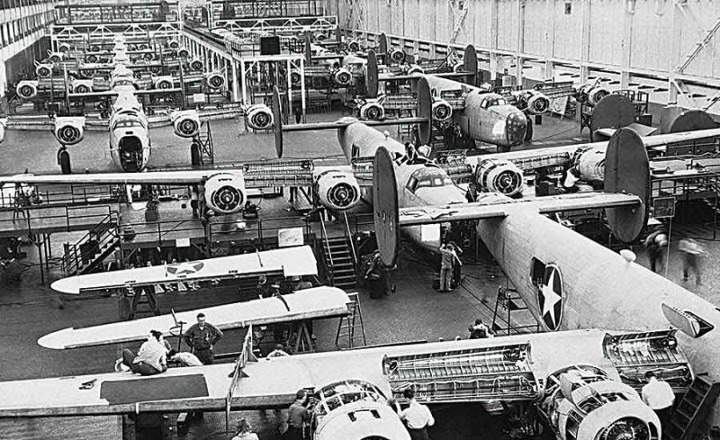 Сборочный цех завода Willow Run выпускал один B-24 в час. 1944 г.