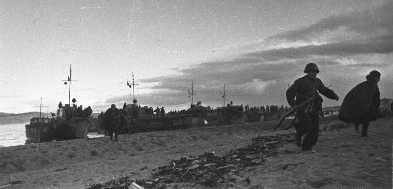 Морская пехота Северного флота высаживается на побережье Кольского полуострова. 1944 г. 