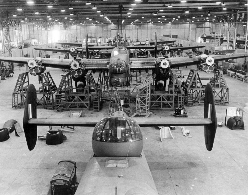Сборка бомбардировщиков «Галифакс» в цеху завода компании «Хэндли Пейдж» в Криклвуде. 1942 г. 