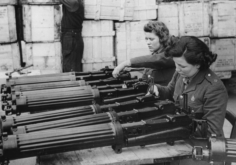 Женщины за приемкой американских пулеметов, поставленных по ленд-лизу. 1942 г. 