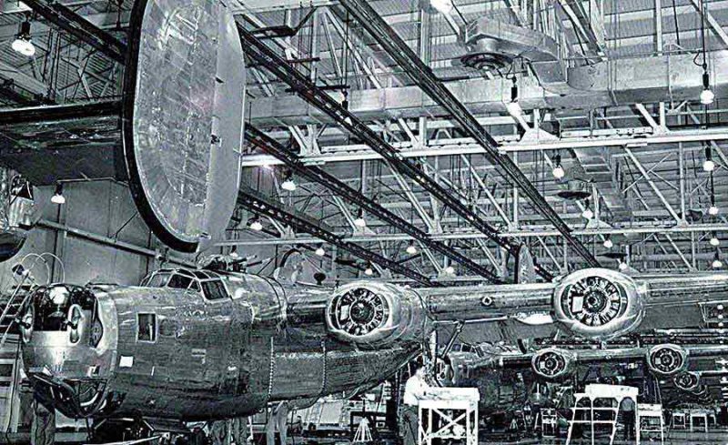 Бомбардировщик B-24 имел 20 метров в длину, состоял из 450 000 деталей и 360 000 заклепок 550 размеров, и весил 18 тонн. 1944 г.