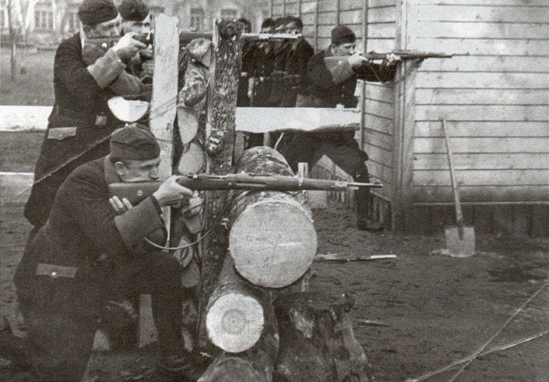 Члены БКА тренируются в стрельбе. 1944 г. 
