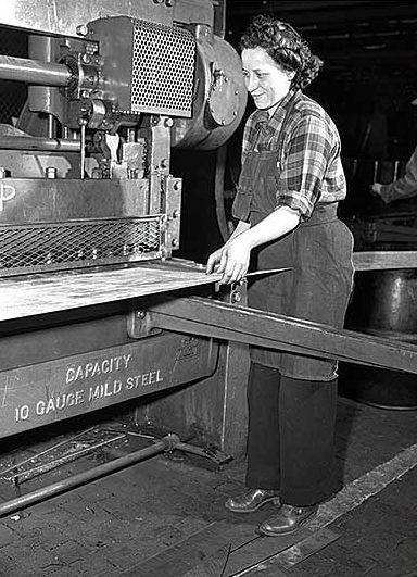Одна из 12 тысяч женщин, работавших га авиазаводе в Уиллоу-Ран. 1944 г. 