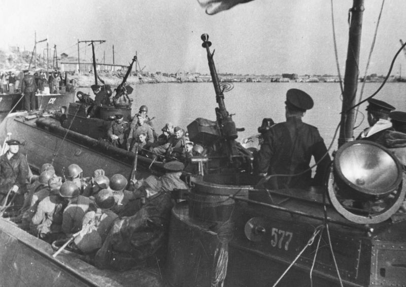 Бойцы 260-й отдельной бригады морской пехоты во время десанта в порту Палдиски. 1944 г. 