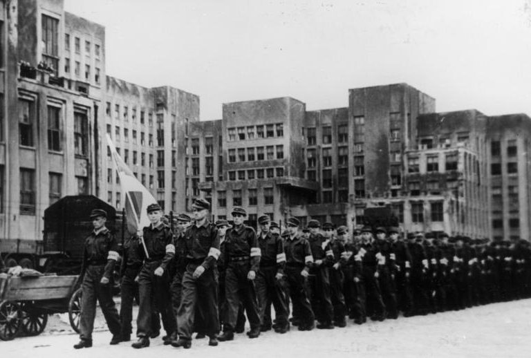 Члены БКА на пути к железнодорожному вокзалу в Минске. 1944 г.