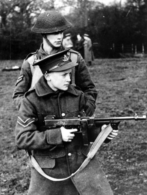 Обучение учащихся одной из английских школ владению стрелковым оружием. 1942 г.