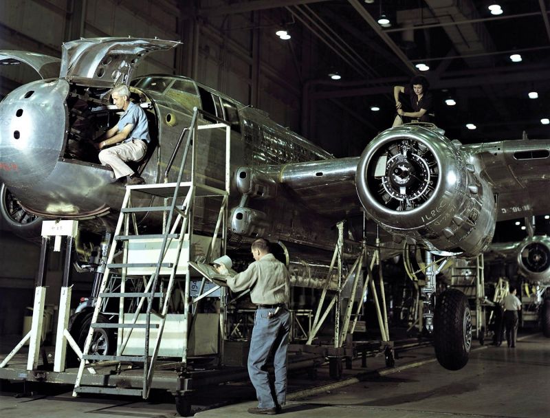 Сборочная линия бомбардировщиков B-25J-37NC на заводе в Канзас-Сити. 1944 г. 