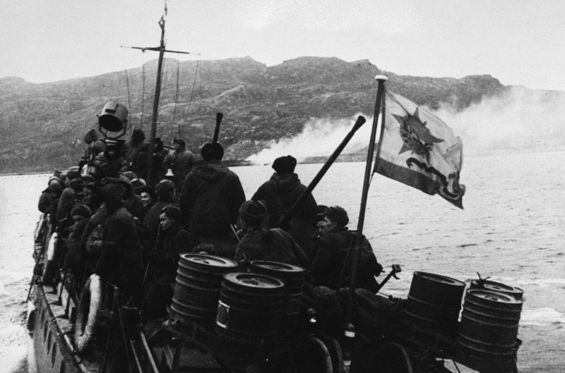 Десант 12-й Краснознаменной бригады морской пехоты Северного флота в Печенгской губе. 1944 г. 