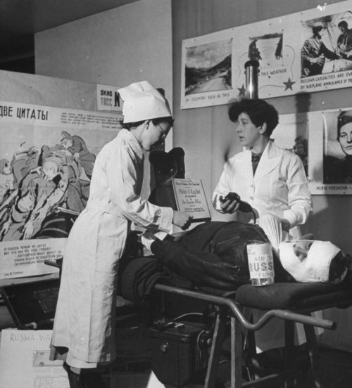 Выставка советских фотографий и плакатов в рамках акции «Помощь России» в Лондонском медицинском Финсбери-центре. 1942 г.