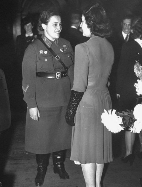 Советский снайпер младший лейтенант Людмила Павличенко с супругой Ивана Майского, советского посла в Великобритании. 1942 г.