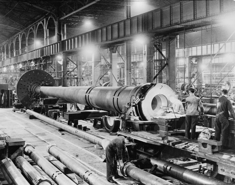 Панорама цеха английского завода по производству 406-мм морских орудий. 1942 г. 