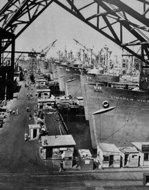 Транспортные суда типа «Виктори» на верфи в Лос-Анджелесе. 1944 г.