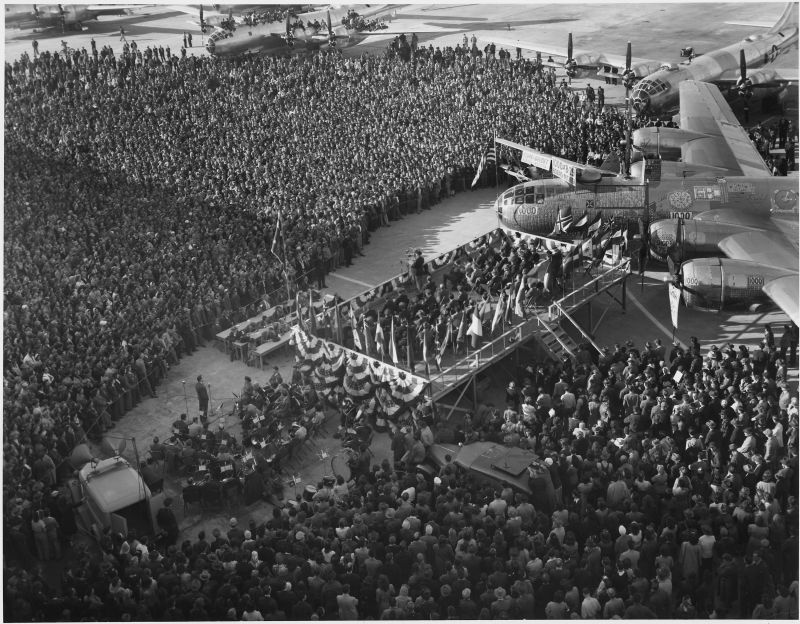 Церемония передачи в ВВС тысячного бомбардировщика B-29 на заводе фирмы «Боинг». Февраль 1945 г. 