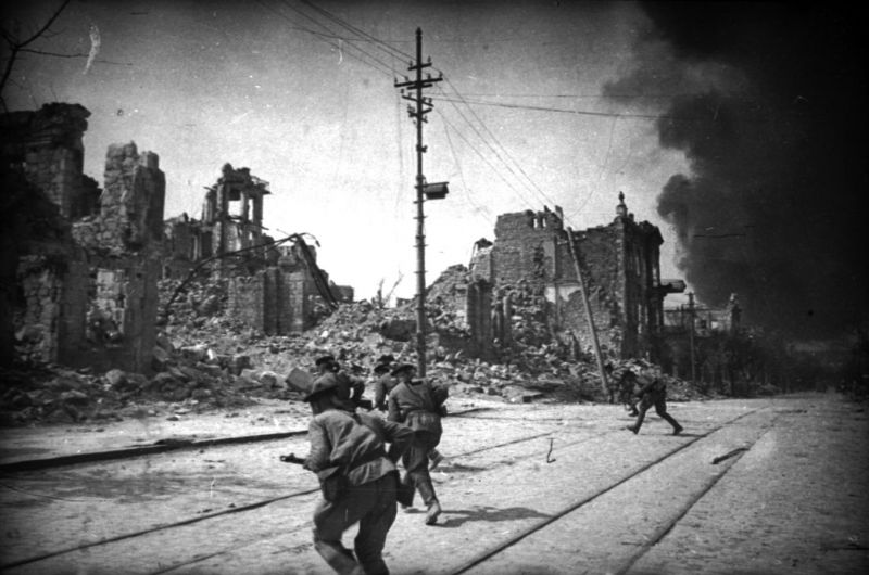 Бойцы морской пехоты Черноморского флота в Севастополе. 1944 г. 