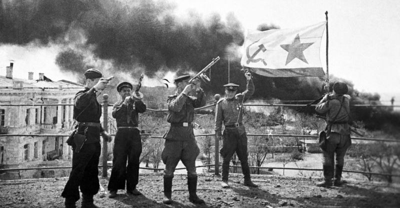Бойцы 393-го батальона морской пехоты в освобожденном Севастополе. 1944 г. 