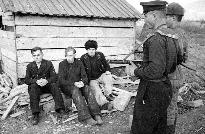 Морпех и пехотинец охраняют пленных немецких морских артиллеристов. Крым 1944 г. 