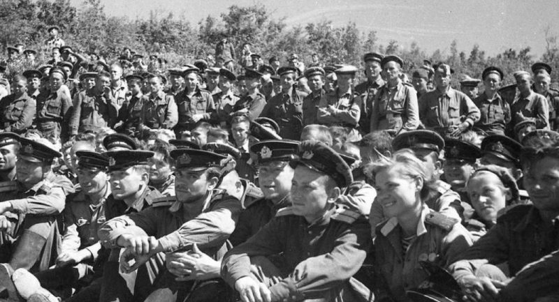 Бойцы 393-го отдельного батальона слушают концерт духового оркестра. 1944 г.
