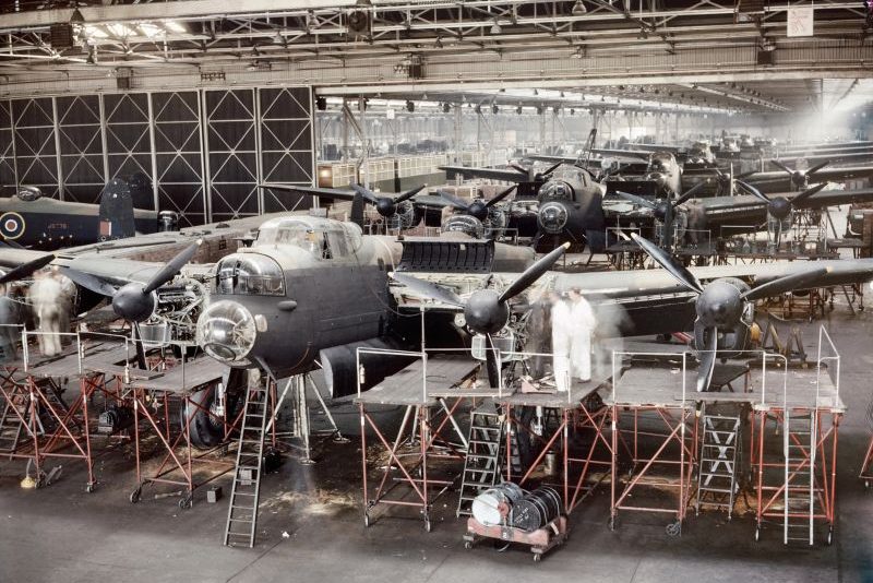 Сборка бомбардировщиков «Ланкастер» на заводе фирмы A.V. Roe and Co. Ltd. в Вудфорде. 1943 г.